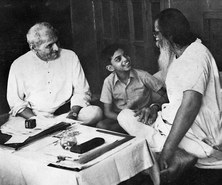 kumar Gopal with Param Pujya Guru Golwalkar.jpg
